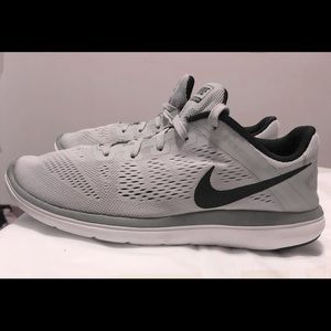 Size 7Y (8.5 women’s ) Nike flex sneaker shoes